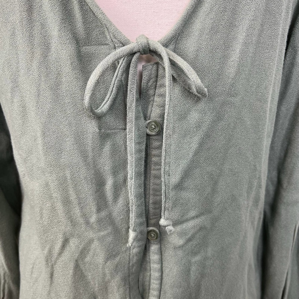 Cloth & Stone Button Back Long Sleeve Blouse Sz XS Sage Green Lace Tie Textured - Picture 6 of 8